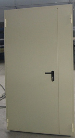 Полуторопольная противопожарная дверь с выпадающим порогом